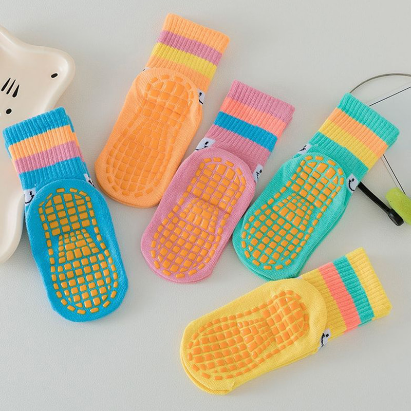Produttori di calzini non slip Calzini da trampolini all'ingrosso a tubo centrale, calzini da gioco per bambini in alto educazione Produttori di calzini non slip Calzini da trampolini all'ingrosso a tubo centrale, calzini da gioco per bambini in alto educazione