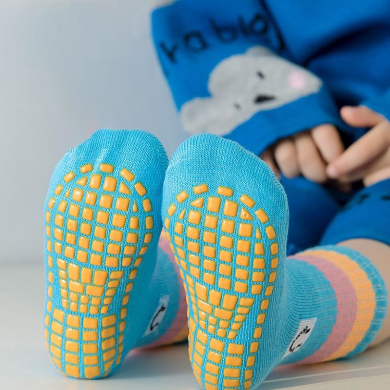 Produttori di calzini non slip Calzini da trampolini all'ingrosso a tubo centrale, calzini da gioco per bambini in alto educazione Produttori di calzini non slip Calzini da trampolini all'ingrosso a tubo centrale, calzini da gioco per bambini in alto educazione