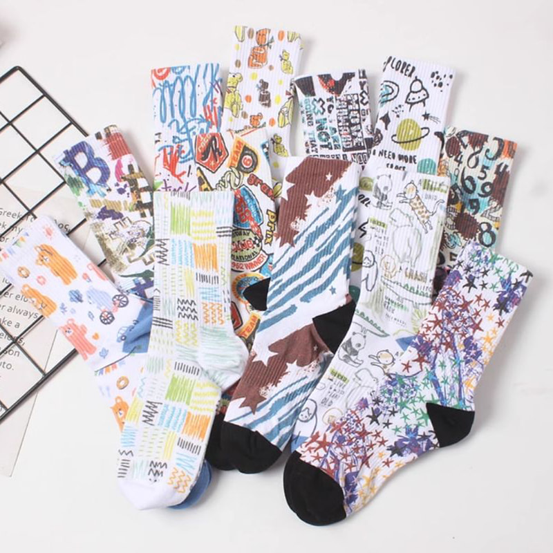 Tecnologia di stampa 3D per calzini primaverili ed estivi, calze lunghe maschili, intestie da donna, sport di strada europei e americani, calze di cotone delle coppie, calzini alla moda di graffiti Tecnologia di stampa 3D per calzini primaverili ed estivi, calze lunghe maschili, intestie da donna, sport di strada europei e americani, calze di cotone delle coppie, calzini alla moda di graffiti