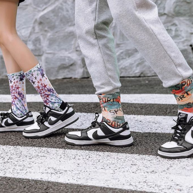Tecnologia di stampa 3D per calzini primaverili ed estivi, calze lunghe maschili, intestie da donna, sport di strada europei e americani, calze di cotone delle coppie, calzini alla moda di graffiti Tecnologia di stampa 3D per calzini primaverili ed estivi, calze lunghe maschili, intestie da donna, sport di strada europei e americani, calze di cotone delle coppie, calzini alla moda di graffiti