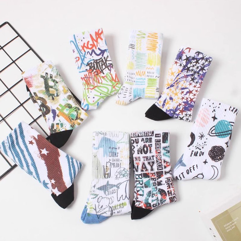 Tecnologia di stampa 3D per calzini primaverili ed estivi, calze lunghe maschili, intestie da donna, sport di strada europei e americani, calze di cotone delle coppie, calzini alla moda di graffiti Tecnologia di stampa 3D per calzini primaverili ed estivi, calze lunghe maschili, intestie da donna, sport di strada europei e americani, calze di cotone delle coppie, calzini alla moda di graffiti